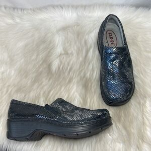 Klogs Black/Blue Irridescent Snakeskin Clogs Sz‎ 8